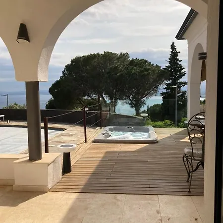 Casa De L'albada Bed and Breakfast